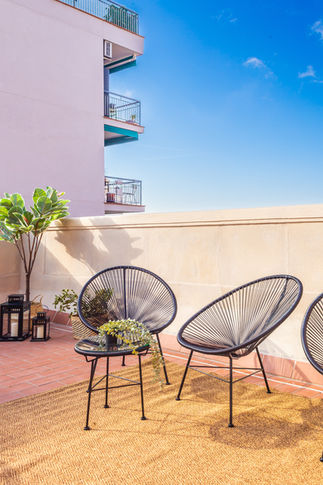 Rooftop / azotea comunitaria en el barrio de Gràcia desde Haaus Coliving, alquiler de habitaciones en Barcelona.