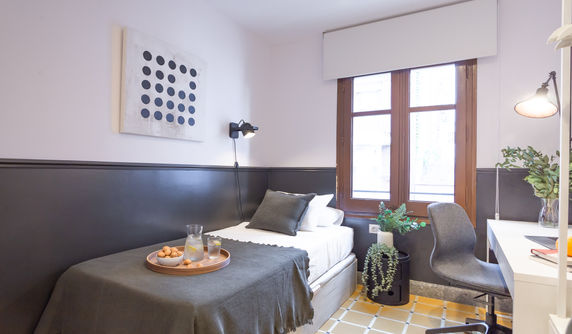 Habitación individual luminosa en Haaus Coliving, alquiler de habitaciones en Barcelona – Gràcia.