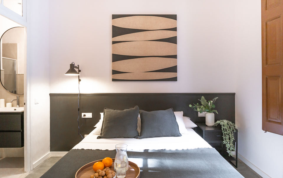 Habitación doble en suite con ventanales y baño privado en Haaus Coliving, alquiler de habitaciones en Barcelona.