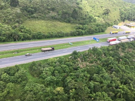 Caminhoneiro que dirigia drogado é preso depois de fugir por 63 km na BR-116, diz PRF.