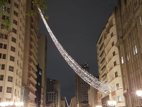 Clima de Natal se instala na cidade com início da montagem de árvores