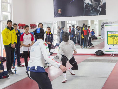 Esgrima na praça aproxima o tradicional esporte olímpico das famílias curitibanas