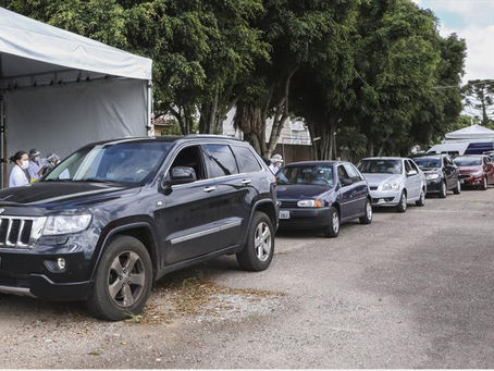 Curitiba abre terceiro drive-thru para vacinar idosos acima de 90 anos