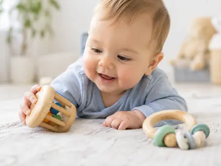 Rassel oder Greifling: Was passt zu Ihrem Baby?