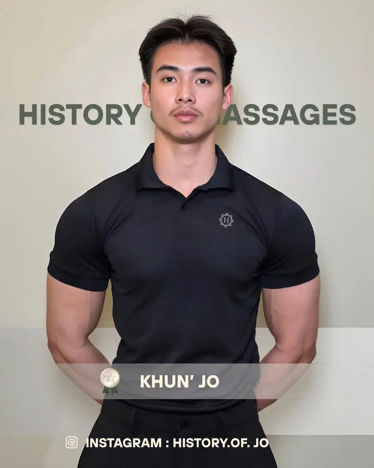 黒いシャツを着た男性が「History Massages Kun - Jo」と表示しており、マッサージ療法の歴史的側面を強調しています。