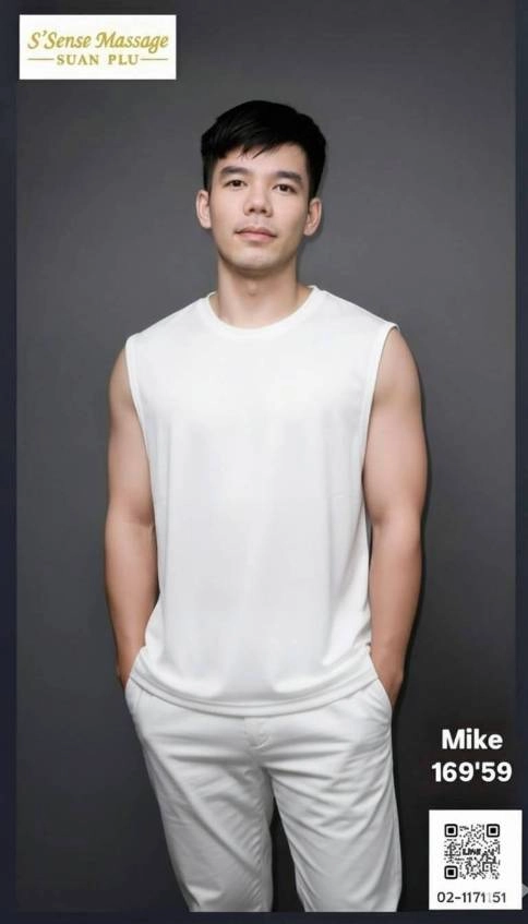 身穿白色無袖上衣及長褲的年輕男性，自信從容地站在灰色背景前。圖片角落附有標誌及聯絡資訊。