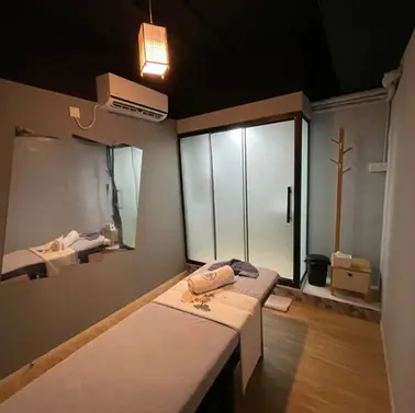 The Gay Massage Spa in Hong Kong, a Japanese-style massage room offers a shower and mirror in Chill spa.