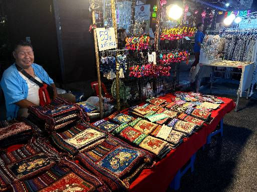 清邁週日夜市 Rachadamnoen Road — 清邁同志旅遊夜間活動推薦