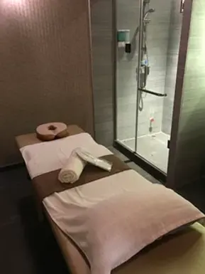阿波羅スパ(Apollo Spa)では、マッサージベッドとシャワーが提供されています。香港のゲイマッサージスパです。
