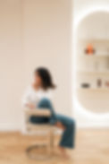 Femme assise dans un espace moderne, Coze Formation.