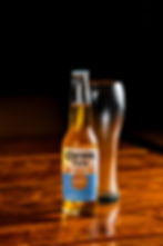 Botella de cerveza Corona Cero con vaso