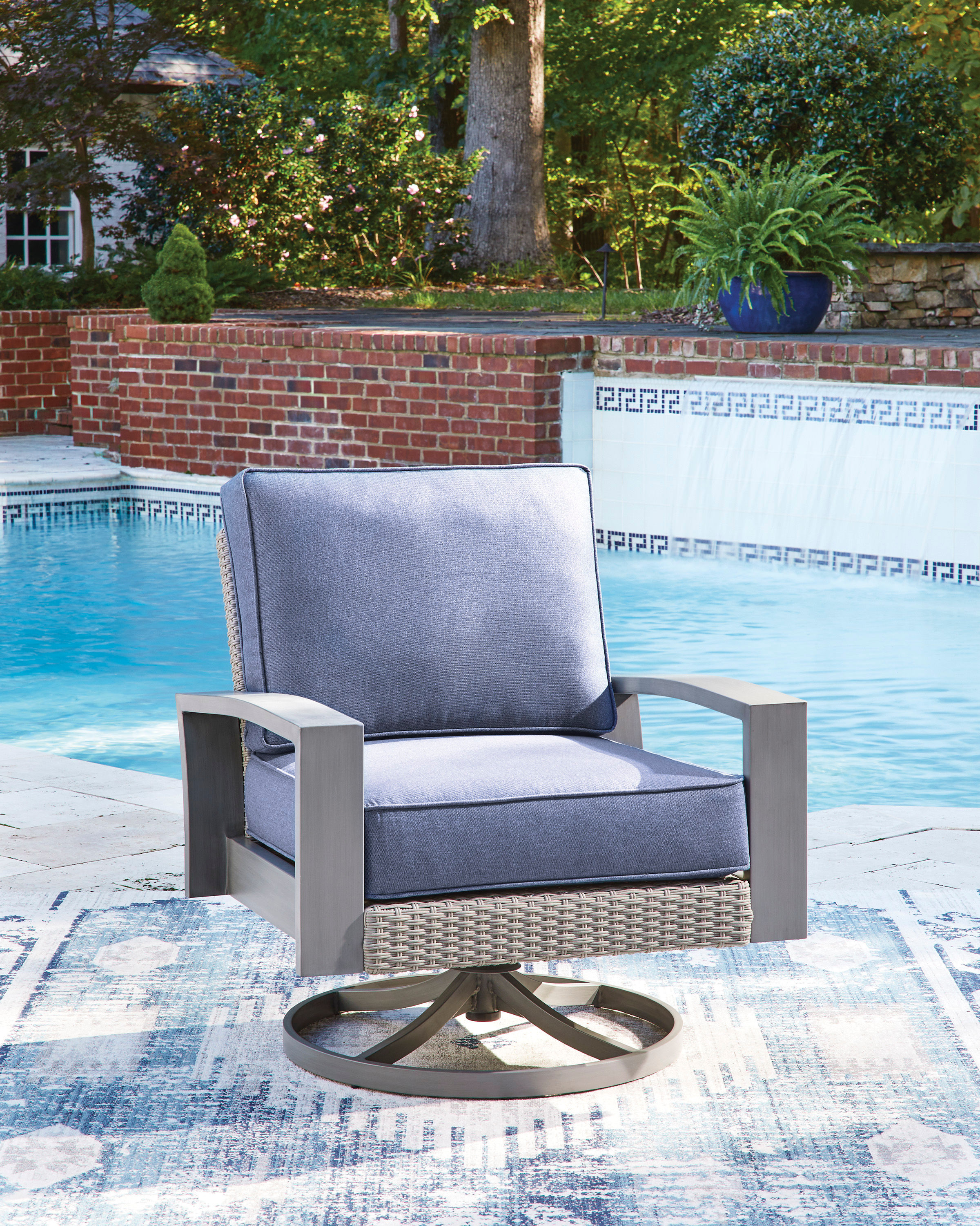Half Moon Beach Swivel Lounge Chair
