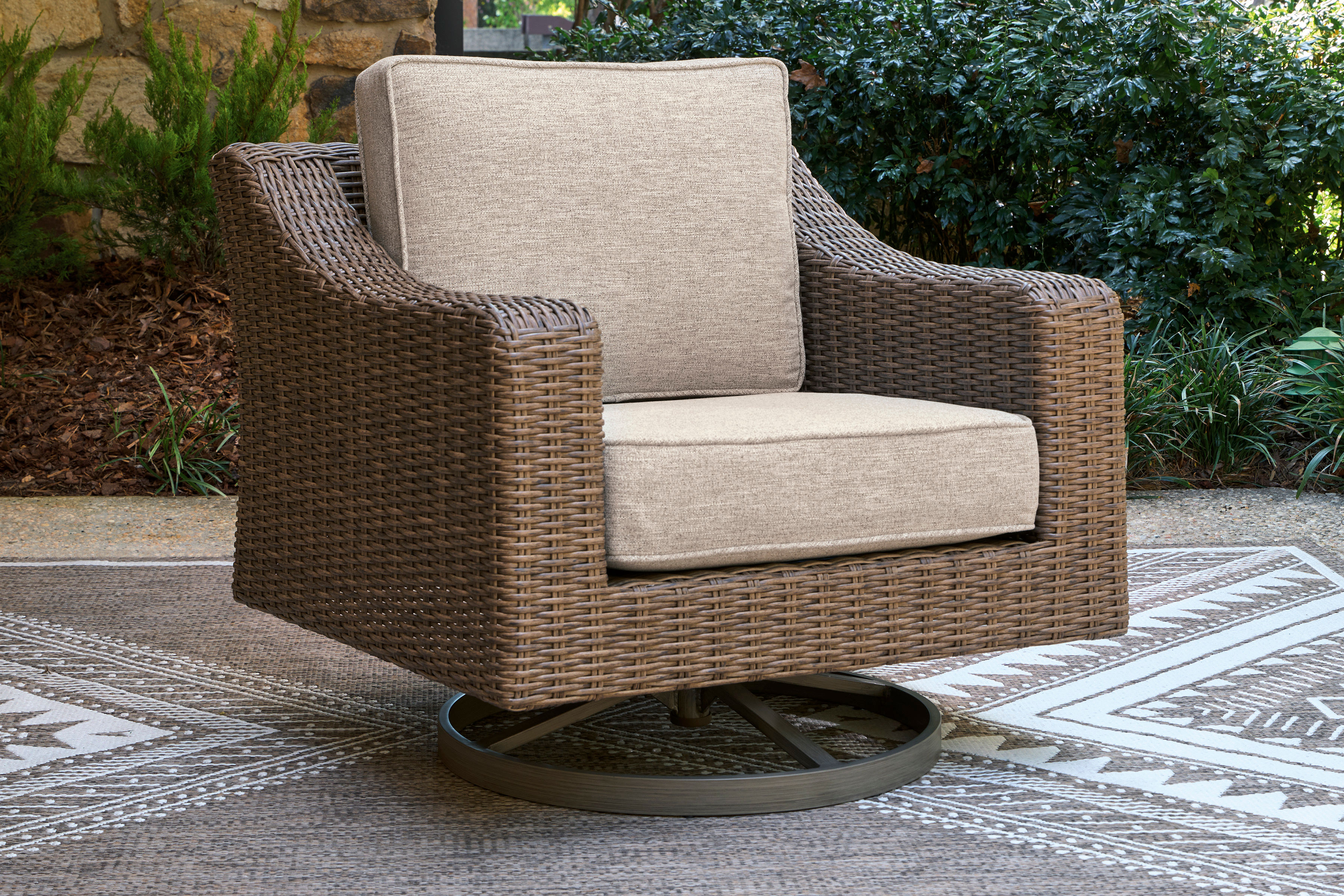 Laguna Heights Outdoor Swivel Chair