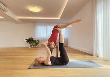 Alexandra mit ihrer Tochter Lucy beim Acroyoga im studyo · dein Yogastudio in Graz.