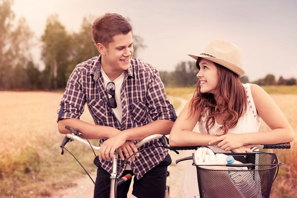 Pareja joven paseando en verano