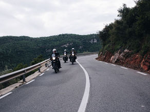 Moteros en ruta por la Sierra de Guara. Freepik