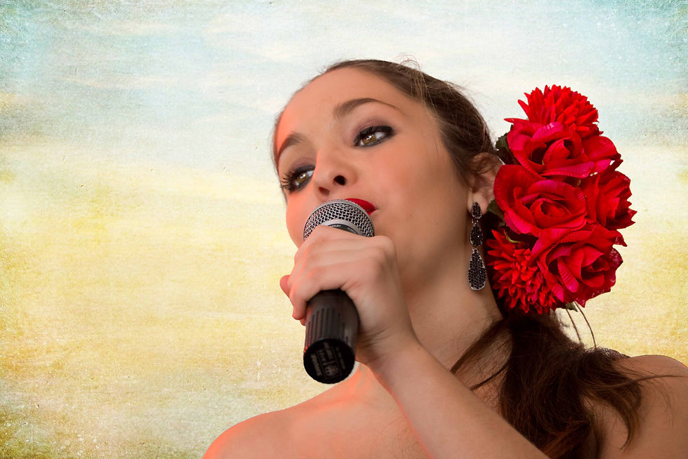 Cantaora con flores rojas