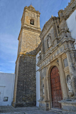 Fachada principal y torre campanario