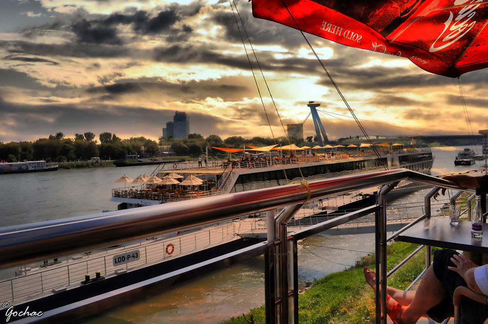 Puerto en el río Danubio