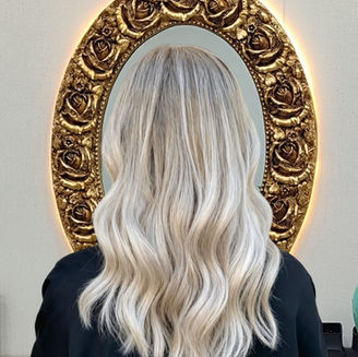 Transform your hair into an icy pearl blonde with our Kuşadası balayage expert ✨ A natural and luxurious look with root highlighting and ash blonde balayage. Book an appointment for professional hair styling.  