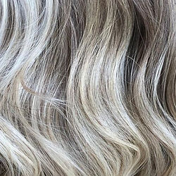 kusadasi Hair color touch-up ensures that you maintain the same color from root to tip by creating a perfect match between your roots and dyed hair. This makes your hair look like it has never grown. After the consultation, the touch-up procedure begins. Your hairdresser carefully applies the color to your roots, ensuring that it blends perfectly with the rest of your hair.