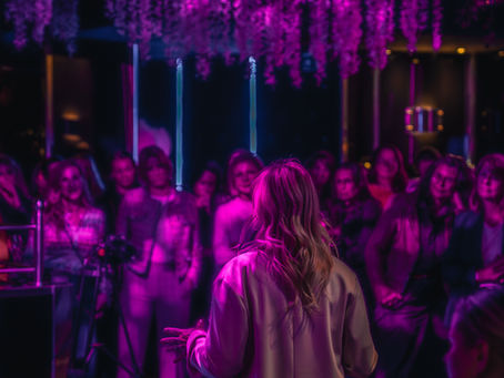 Sandra Lahnsteiner-Wagner auf der Bühne der Success Soirée Salzburg – umgeben von 160 Frauen, die gemeinsam Mut, Haltung und Verbindung feiern. Der Moment, in dem die Magie der ersten Schritte spürbar wird.