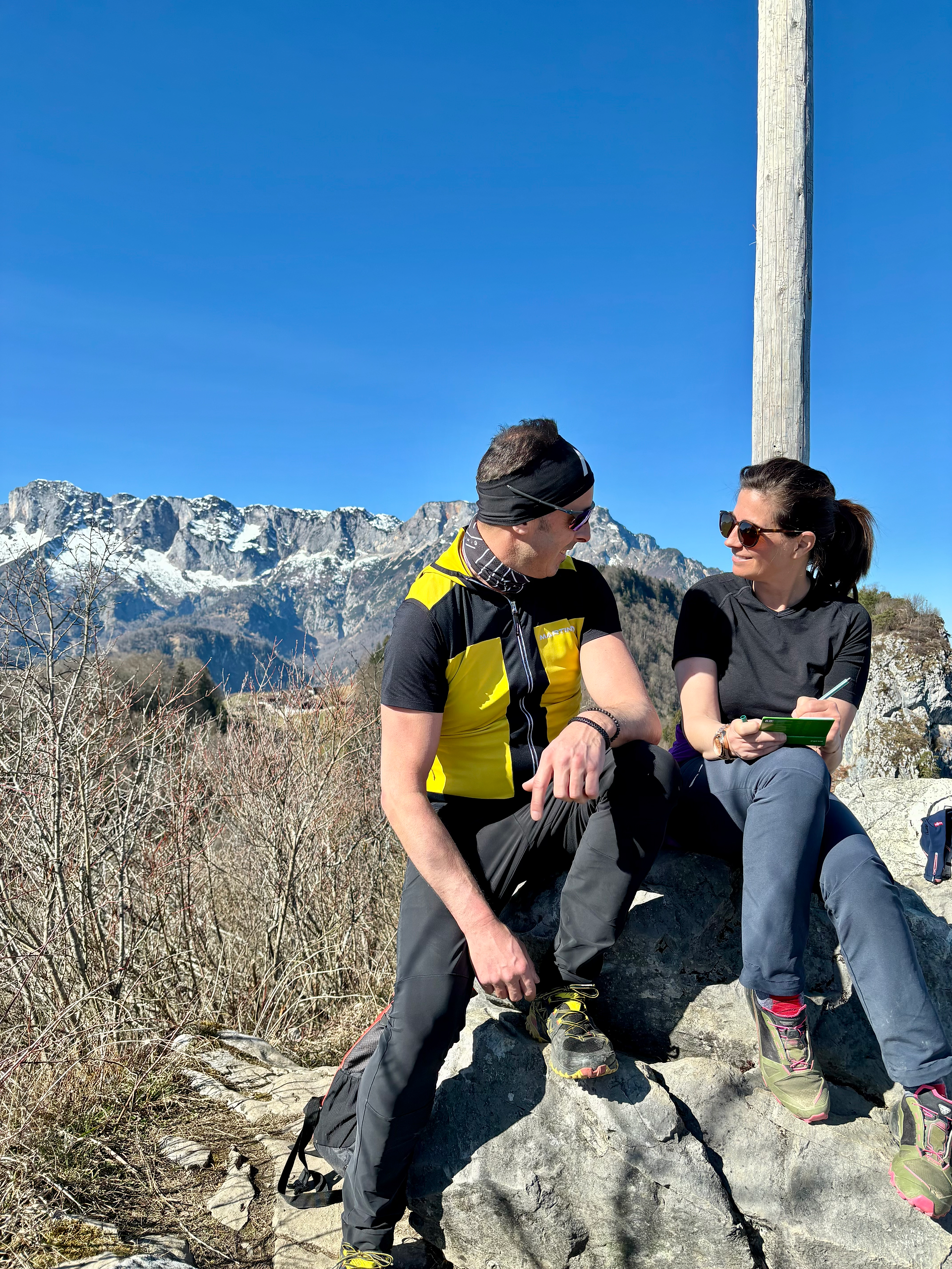 Coaching am Berg. Zwei Personen sitzen am Berg.