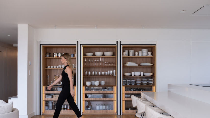 armário de cozinha com madeira interna, dispenseiro branco, organização de utensílios de cozinha