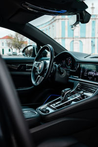 Fotografia automotiva interior carro desportivo Porsche preto
