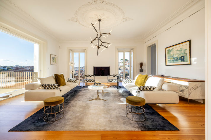Fotografia da sala de estar ampla e luxuosa de moradia de luxo em Lisboa