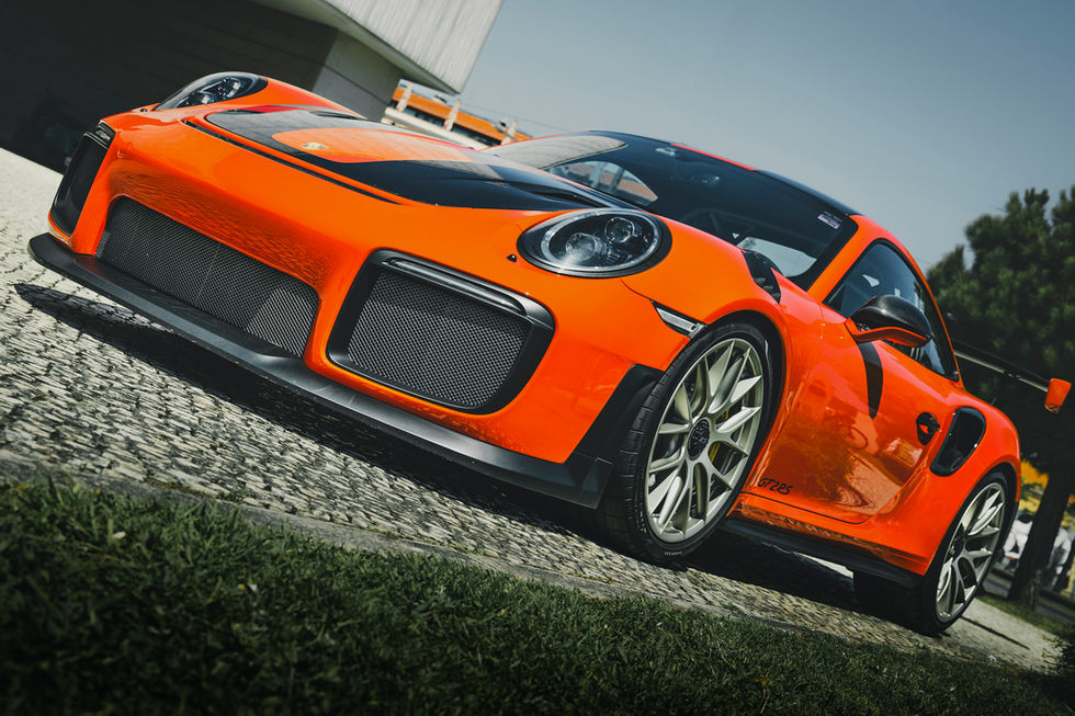 Fotografia automotiva de carro desportivo de luxo Porsche GT 2 RS cor de laranja
