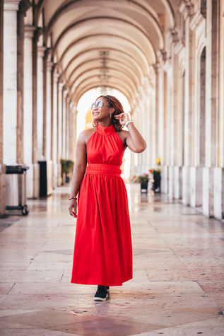 Mulher com vestido longo caminha no arcos do Terreiro do Paço em Lisboa durante sessão fotográfica profissional com o fotografo Gonçalo Costa