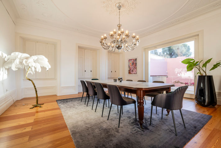 Fotografia da sala de jantar ampla e luxuosa com grande mesa ao centro, em  moradia de luxo em Lisboa