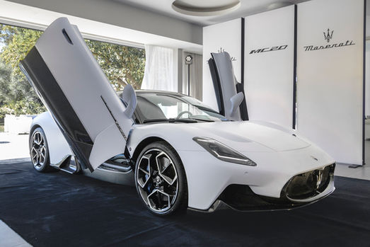 Fotografia automotiva de carro desportivo de luxo Maserati MC20 branco