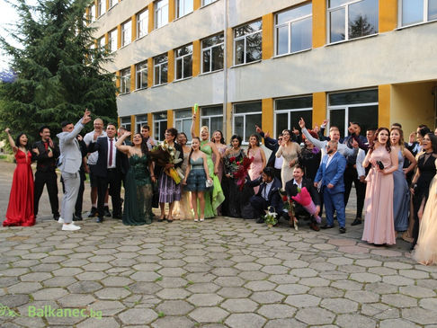 Випуск 2023 празнува абитуриентския си бал