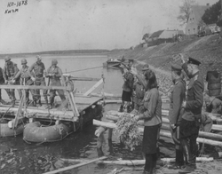 Американцы (справа налево) Байрон Шивер,