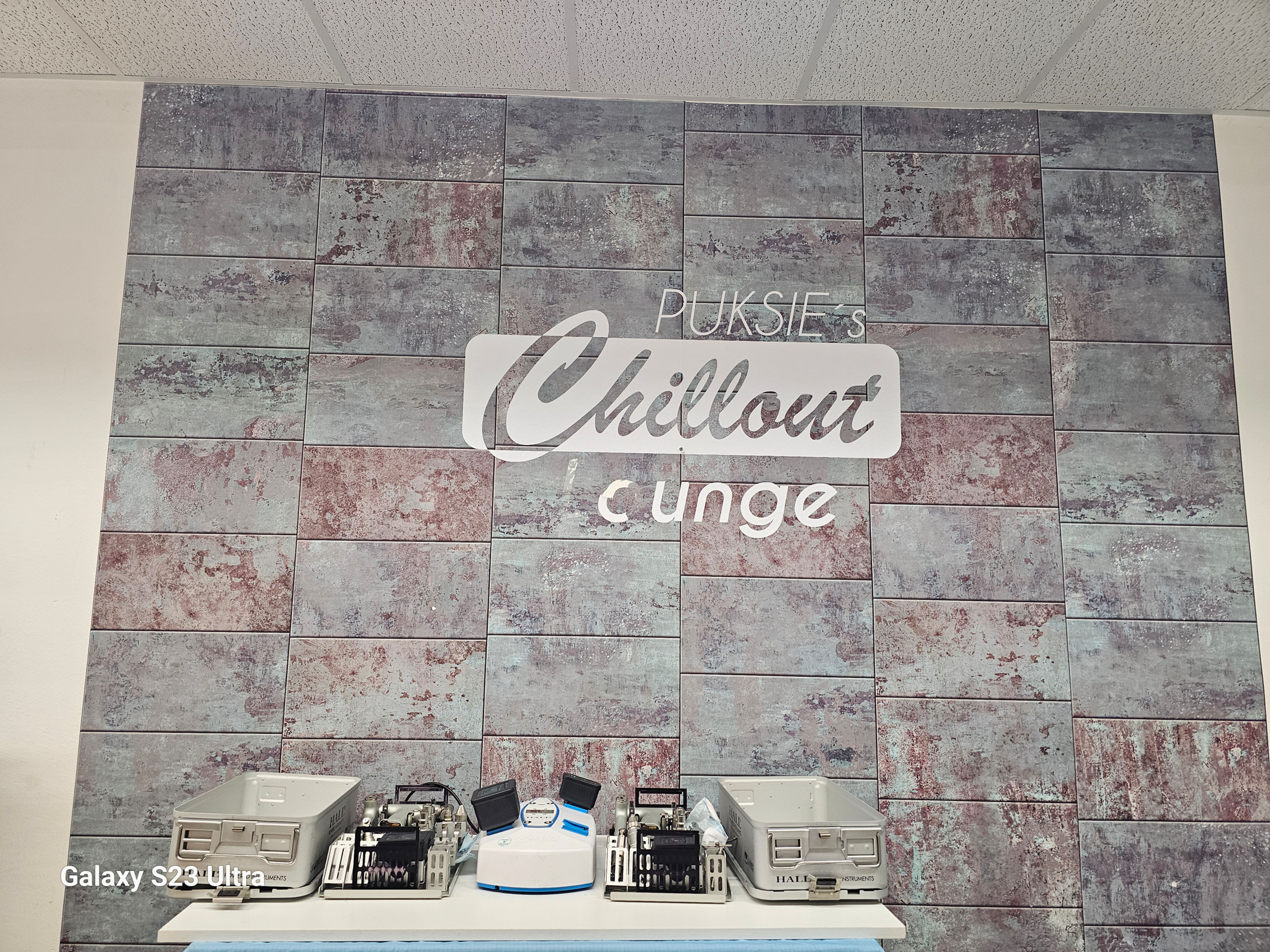 zwei CONMED Hall 50 Akku Bohrmaschinen Set inklusiv Akku Ladegerät