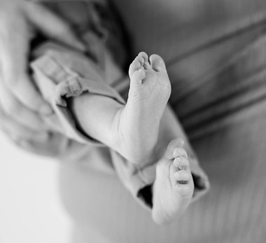 shooting photo naissance - pieds de bébé noir et blanc