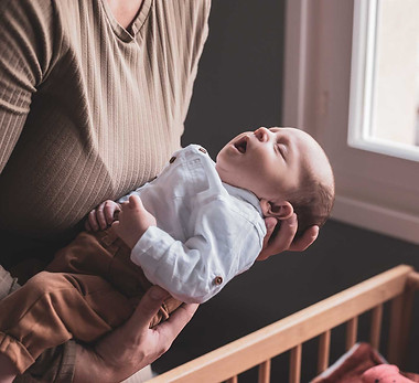 shooting naissance style lifestyle - maman met bébé au lit