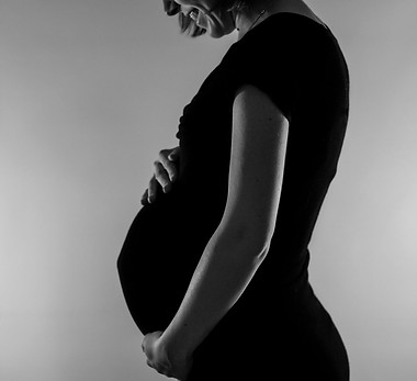 photo grossesse en studio noir et blanc