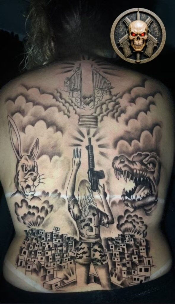 Tatuagem nas costas de Eweline Passos Rodrigues, a Diaba Loira, de 28 anos. No desenho, uma mulher segura um fuzil e faz o número três, em referência a facção criminosa Terceiro Comando Puro (TCP) — Foto: Reprodução