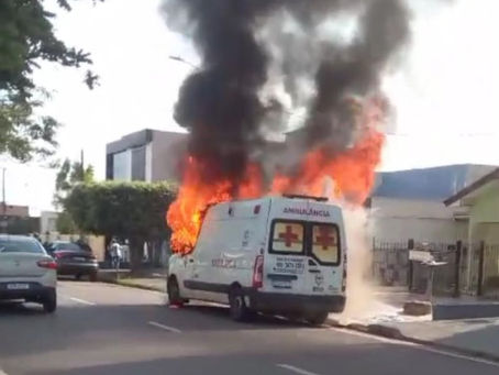 Ambulância pega fogo após suspeita de pane mecânica em Ji-Paraná