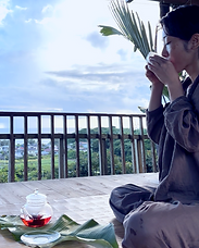 お茶を飲む女性