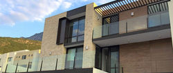 residencia con puertas y ventanas eurove