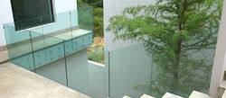barandal de cristal templado con herraje