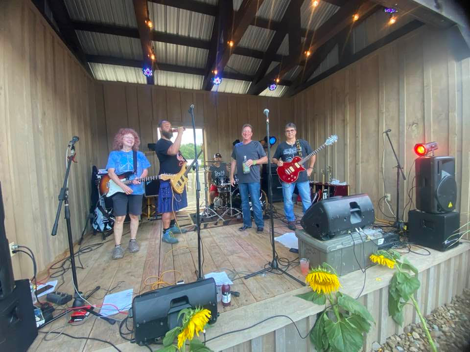 LIVE MUSIC- Mojo Dogs