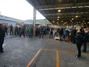 Personas paradas en el trabajo