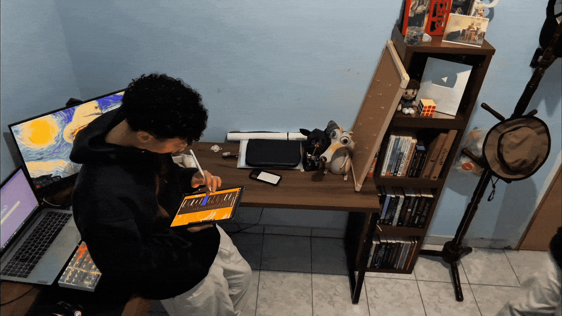 Caio desenhando e lendo