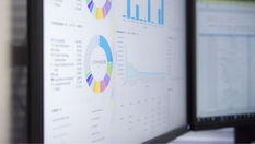 monitor con tablero de datos
