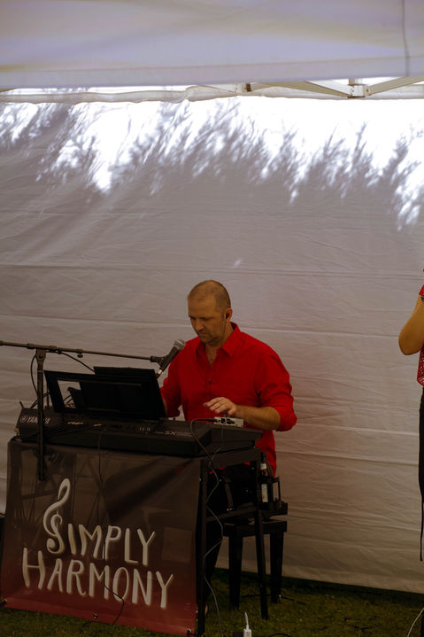 Matthias von Simply Harmony spielt Keyboard während eines Auftritts